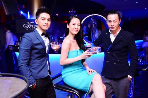 Siêu mẫu Thái Hà, hot boy Phillip Huỳnh, nhà thiết kế thời trang Trương Thanh Long đã hội ngộ tại đêm tiệc Burlesque.
